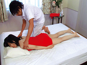 超スリルな状況で絶対にバレてはいけない！人妻×男性マッサージ師の危険な不倫セックス4時間　サンプル画像07